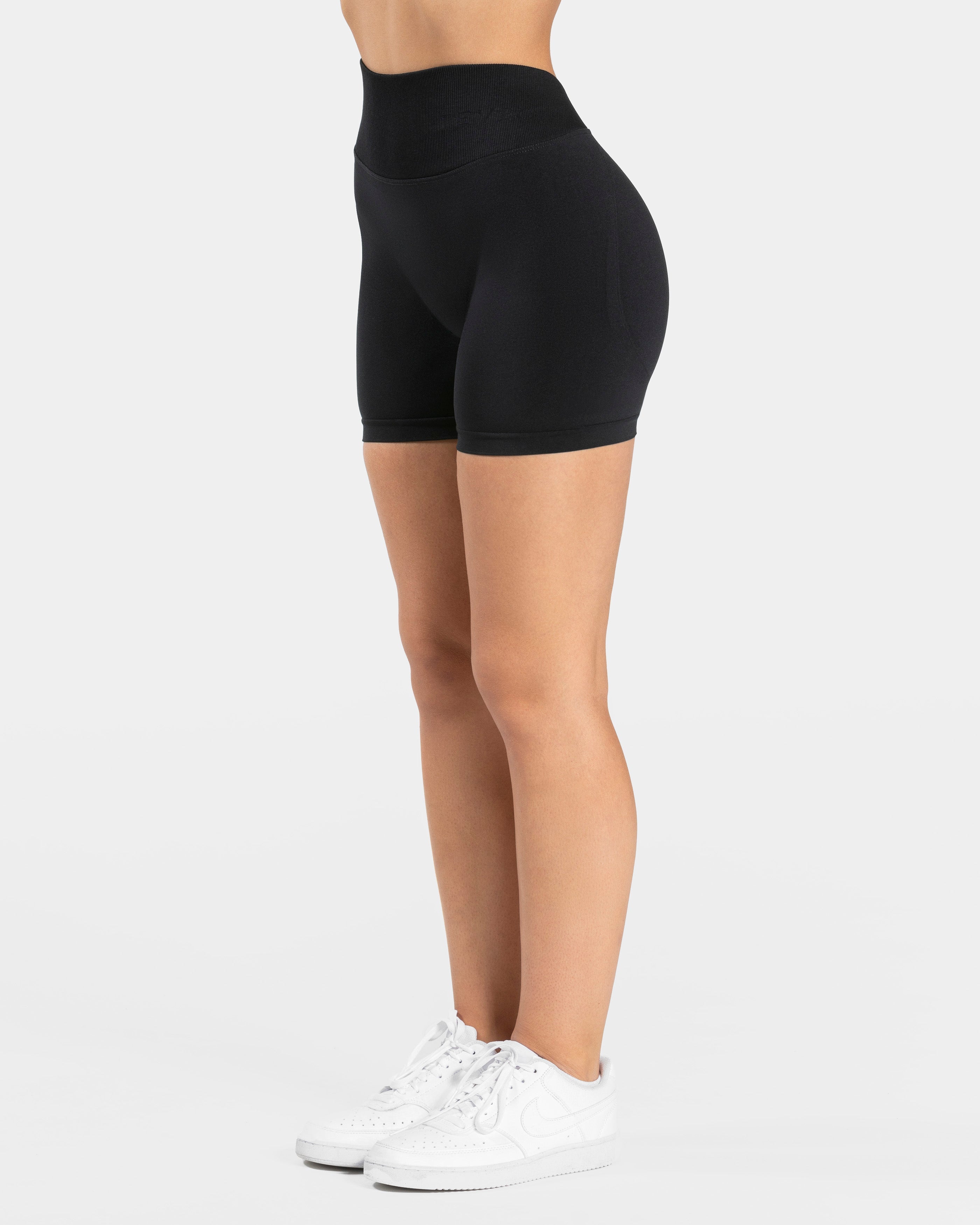 Essence V-Back Covert Scrunch Shorts "Schwarz"