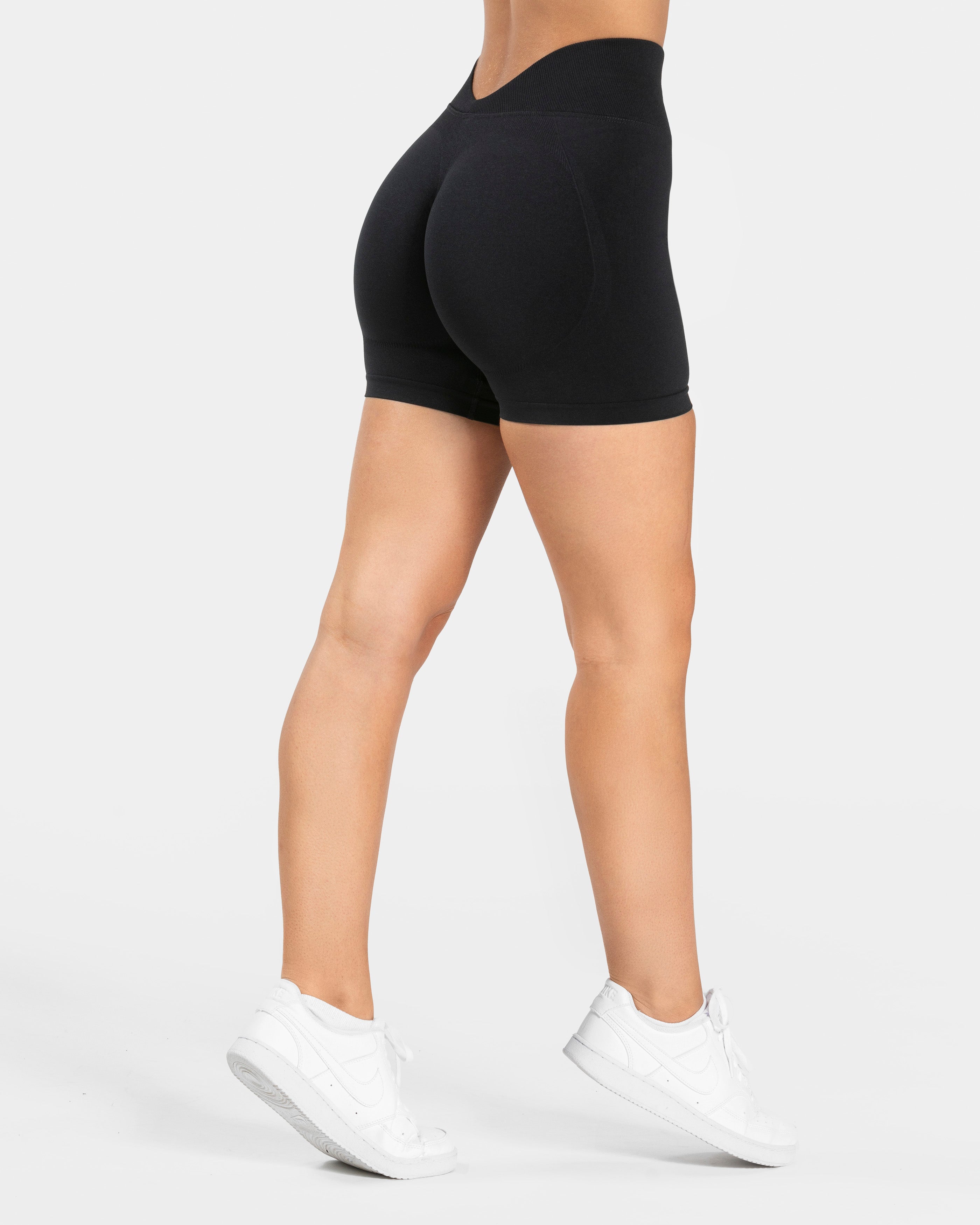 Essence V-Back Covert Scrunch Shorts "Schwarz"